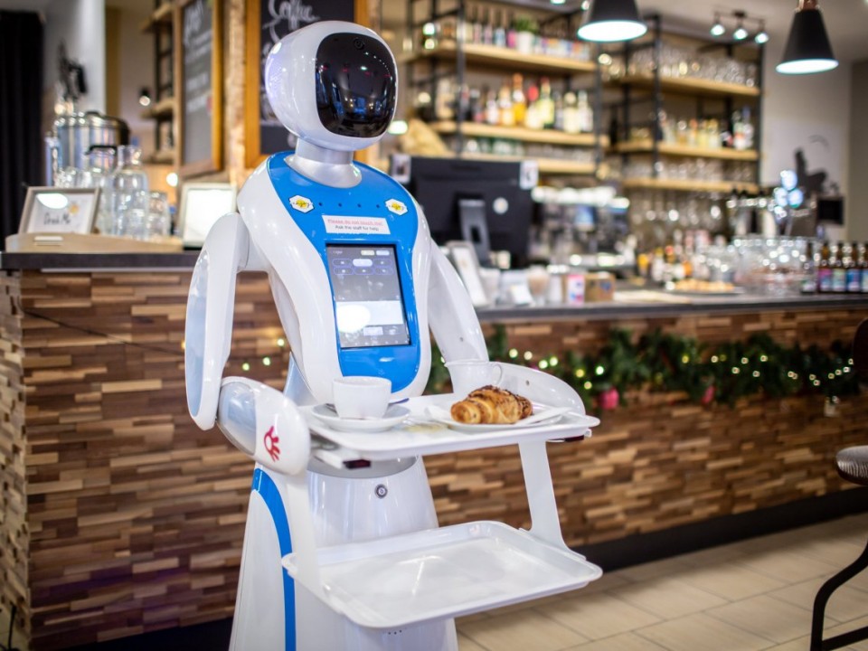 Már valóság - Robotok szolgálnak fel egy budapesti kávézóban