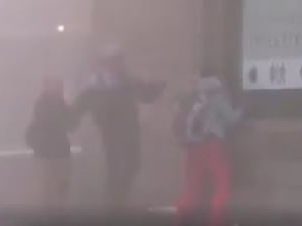 Így tombol a vihar Németországban (VIDEÓ) - Az embereket is elfújja a szél