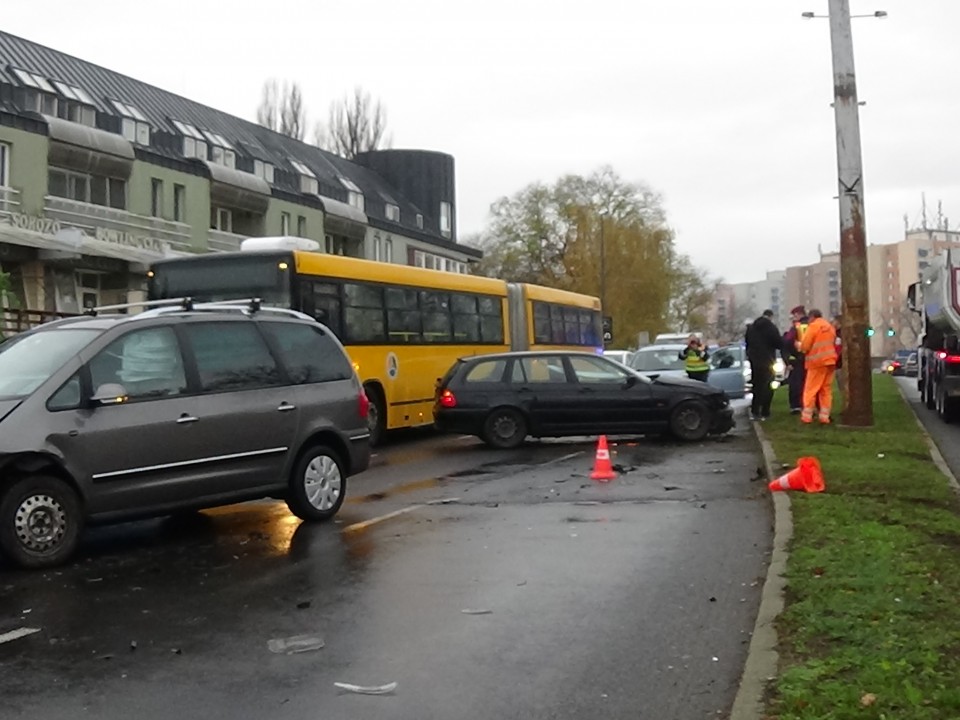 Baleset! - Átrepülte az útelválasztó padkát és a szemközti sávban közlekedő autónak csapódott