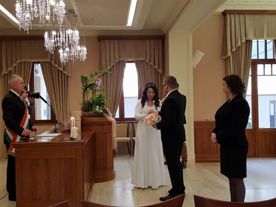 Az első pár, akik a Gróf Károlyi Ferenc teremben házasodtak össze