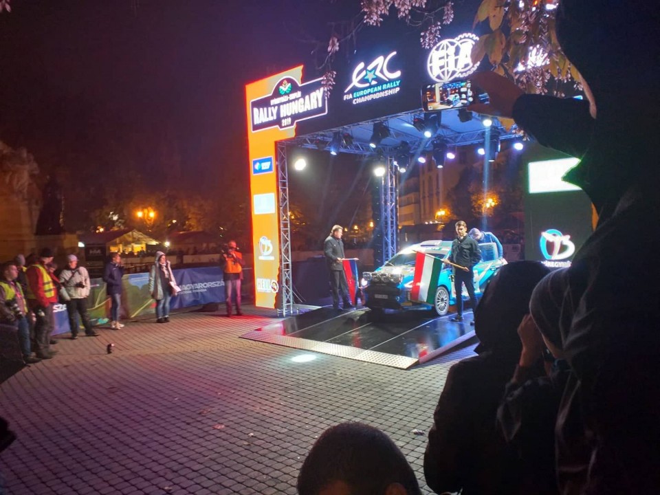 Pillanatképek a Kossuth térről - Hivatalosan is elrajtolt a Rally Európa-bajnokság Nyíregyházán