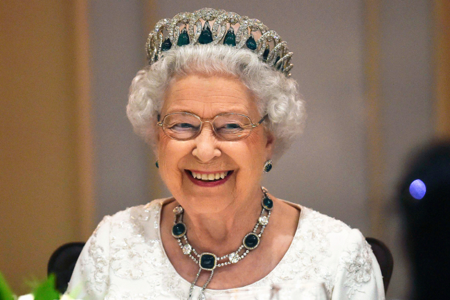 Erzsébet királynőt leöregezték, viccesen ki is kérte magának 