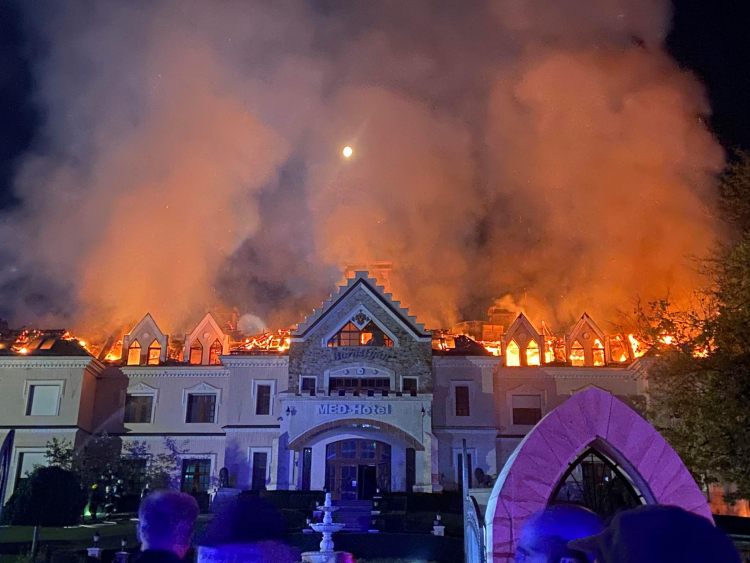 Tragédia! - Lángol a Borostyán Med Hotel Nyíradonyban! Fotók,videó!