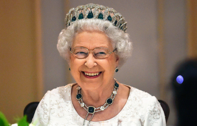Erzsébet királynőt leöregezték, viccesen ki is kérte magának 