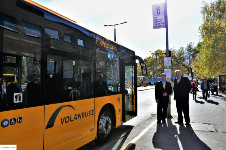Új buszok fiatalítják a megyei flottát – Klimatizált járművek, USB-töltőpontokkal