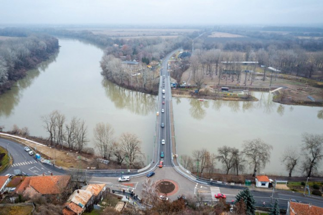 Átadták a forgalomnak a tokaji Tisza-hidat