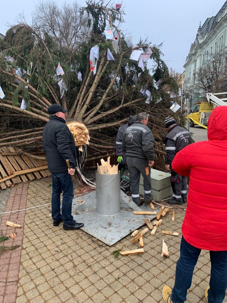 A viharos erejű szél kidöntötte a Kossuth téren a karácsonyfát - Tart a helyreállítása