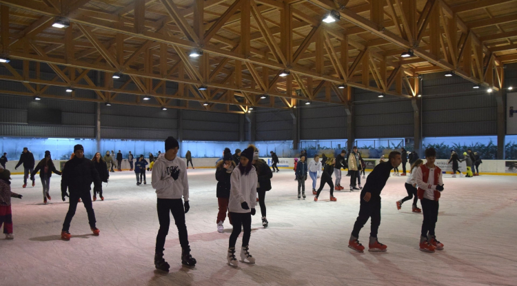 Jégkorong tornának ad otthont a Városi Jégpálya