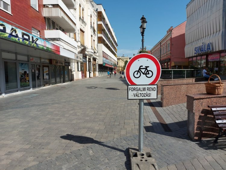 A VIDOR Fesztivál ideje alatt a sétálóutcára és a Kossuth térre minden irányból tilos behajtani kerékpárral