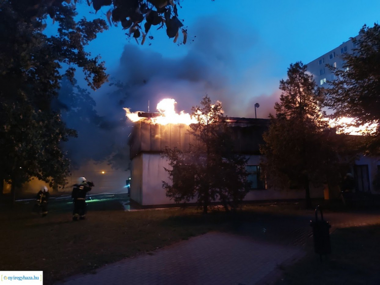 Óriási lángokban állt a nyíregyházi épület