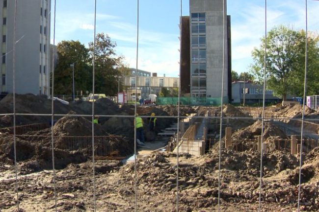 Nővérszálló épül a kórház területén – Szerda délután letették az új épület alapkövét
