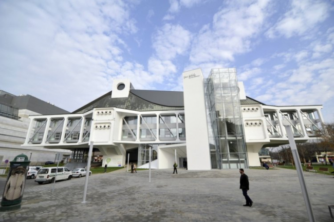 A Váci Mihály Kulturális Központ főépülete is felfüggeszti működését