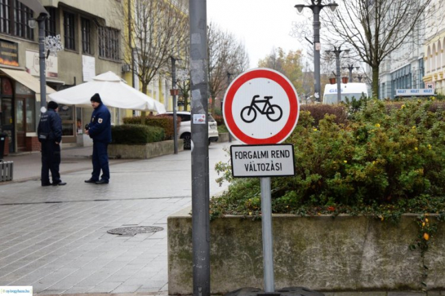 Kerékpárral tilos behajtani a Kossuth térre