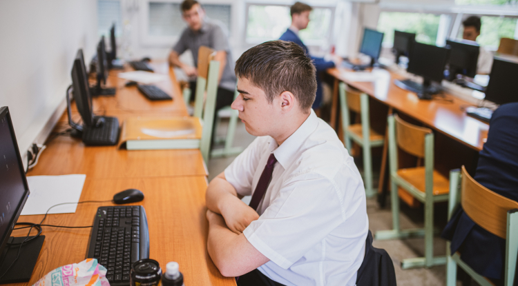 Emelt informatika érettségivel indult a vizsgák harmadik hete