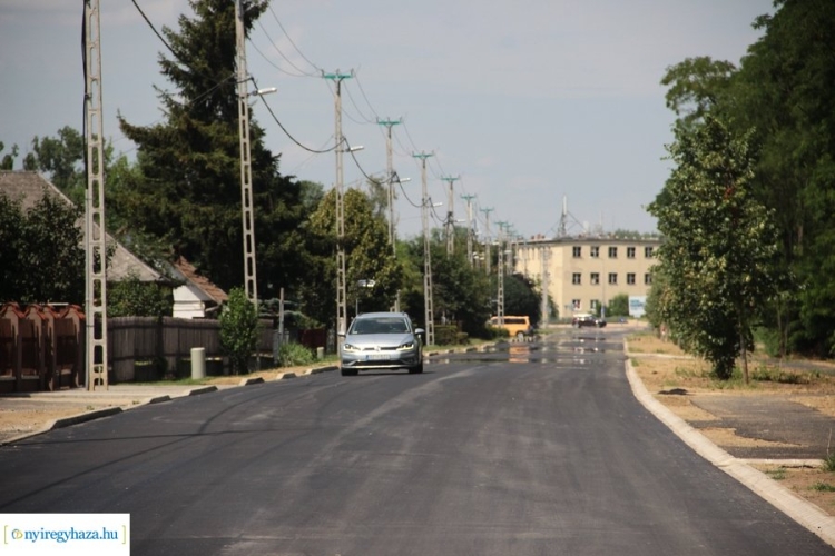 Helyszíni bejárás – A polgármester a Szélsőbokori út felújításának munkálatainál tájékozódott