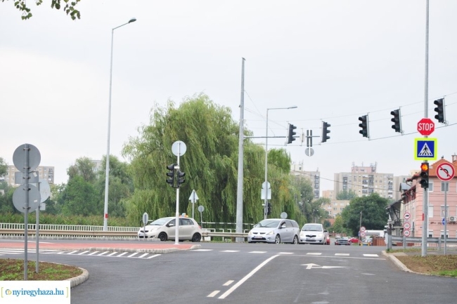 Újabb csomópontfejlesztés – jelzőlámpás forgalomszabályozást alakítottak ki a Belső körút – László utca kereszteződésben