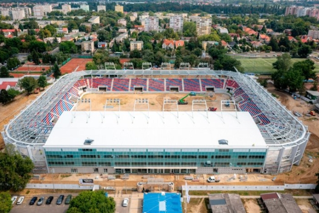 "Kezdi magára ölteni végső formáját a nyíregyházi stadion" - írja a Magyar Építők