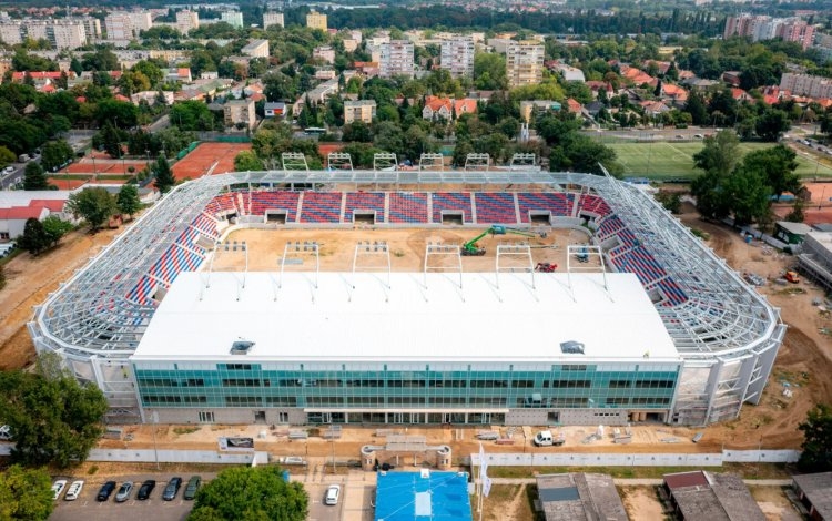 "Kezdi magára ölteni végső formáját a nyíregyházi stadion" - írja a Magyar Építők