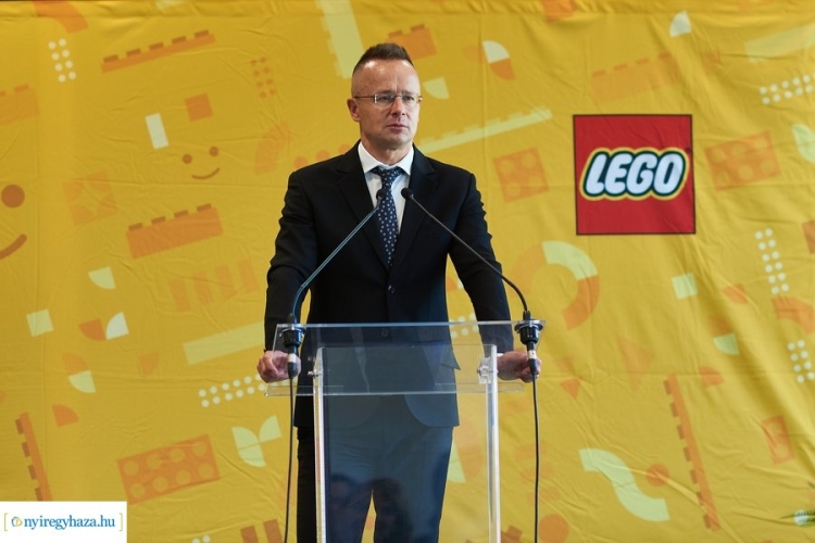Bővül a LEGO – 54 milliárd forintos fejlesztés, 300 új munkahely