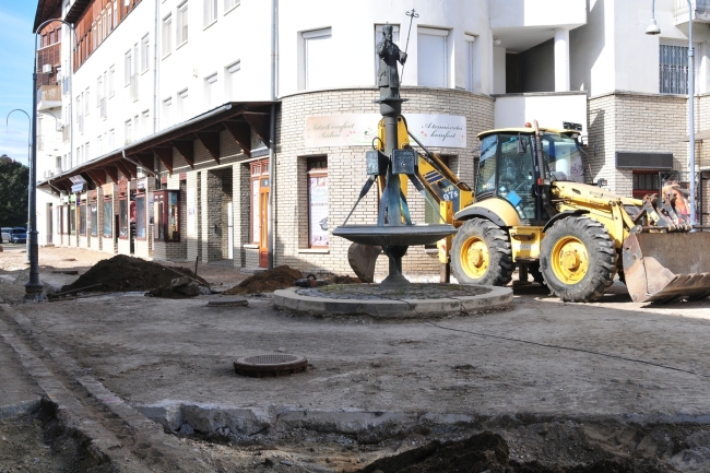 Megkezdődött a Szent Miklós tér felújítása a Bercsényi utca és az Egyház utca közötti szakaszon