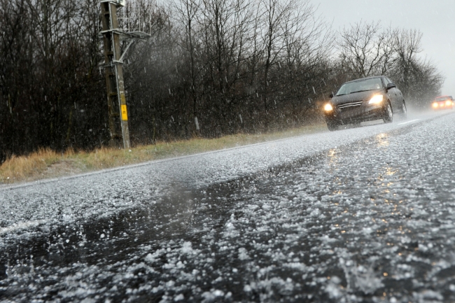 Figyelmeztet a Magyar Közút! - Tartós ónos eső és intenzív havazás várható