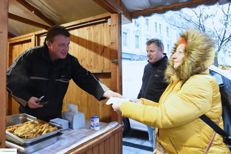 Ajándék lapcsánka várta az arra járókat az adventi forgatagban