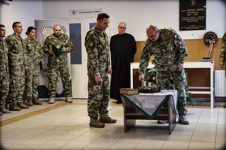 Felgyúltak az adventi gyertyák Nyíregyházán, a Damjanich laktanyában