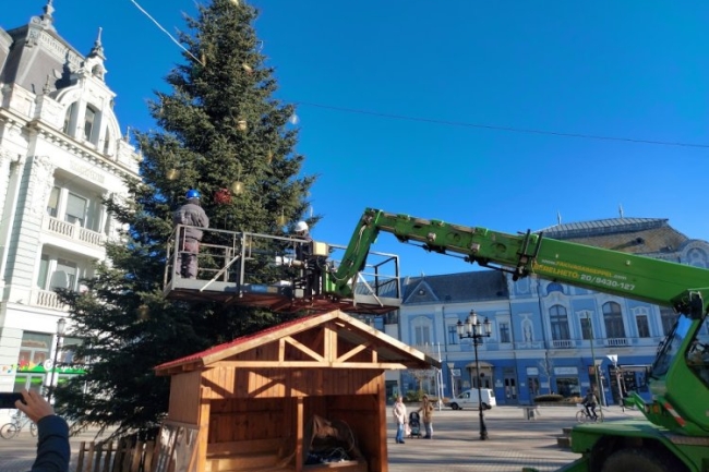 Megkezdődött a Kossuth téri karácsonyfa lebontása