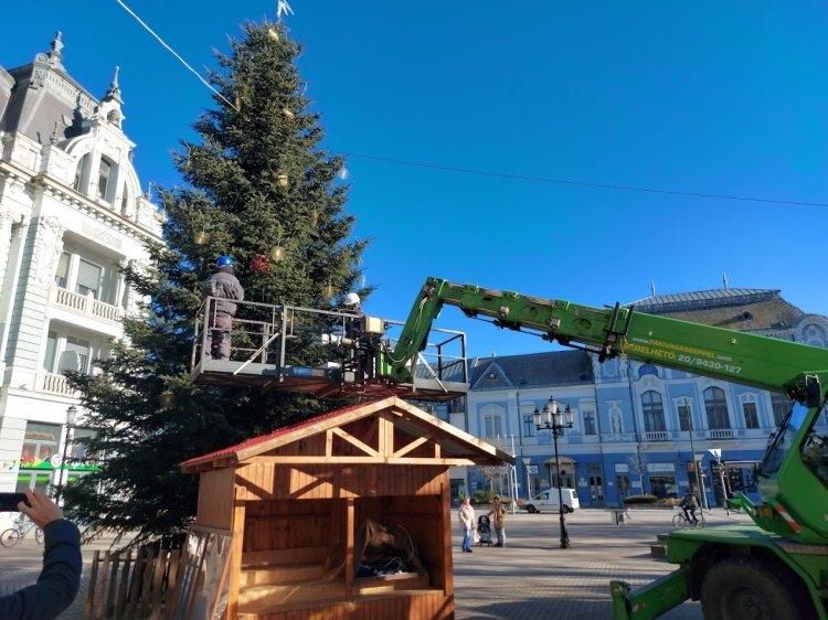 Megkezdődött a Kossuth téri karácsonyfa lebontása