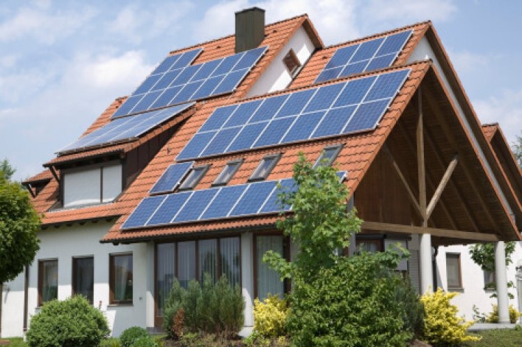 Akár 5 millió forint vissza nem térítendő állami támogatás igényelhető energiatárolós napelemes rendszerre