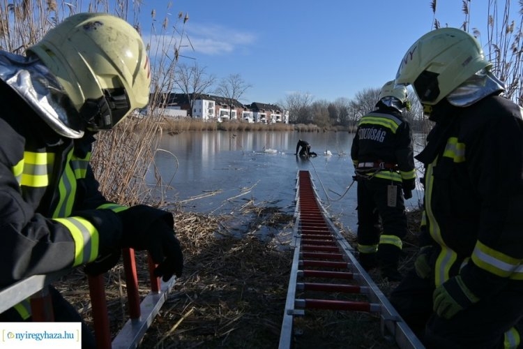 Jégről mentés - Nyíregyházi tűzoltók gyakorlatoztak 