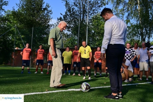 Már műfüvön pattog a labda a kispályásoknál