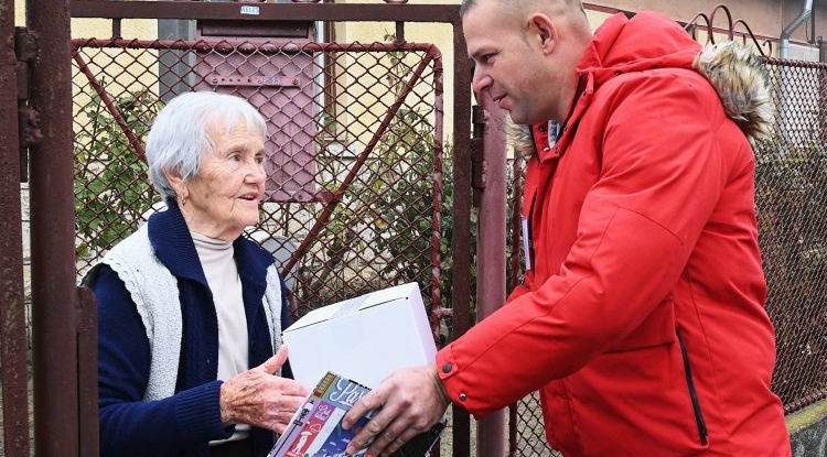 Már viszik az önkormányzat ajándékcsomagját a nyíregyházi nyugdíjasoknak