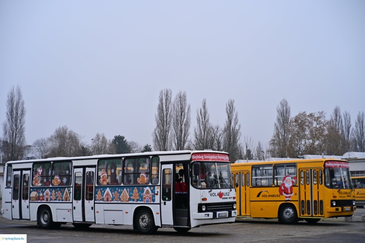 Karácsonyi retró buszok – Közös teadélután és utazás a karácsonyi járatokon