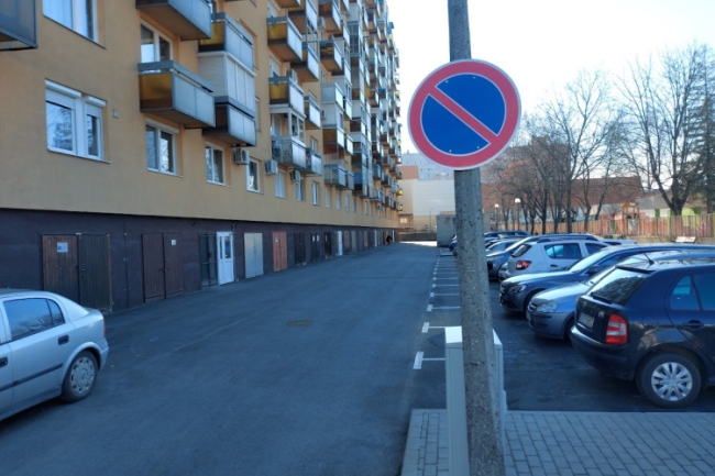 Ha tűz ütne ki, a tűzoltók oltani sem tudnának a parkoló járművektől!