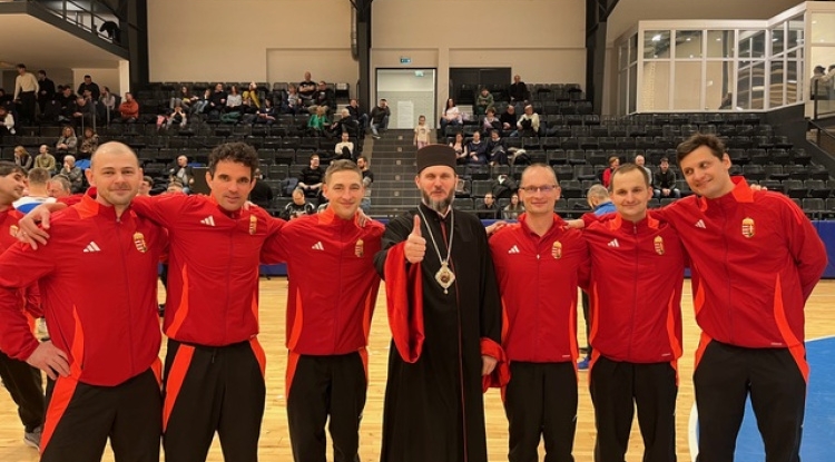 Papok, passzok, parádék - Remeklés a katolikus papok 17. futsal-Európa-bajnokságán