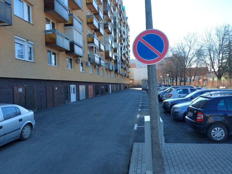 Ha tűz ütne ki, a tűzoltók oltani sem tudnának a parkoló járművektől!