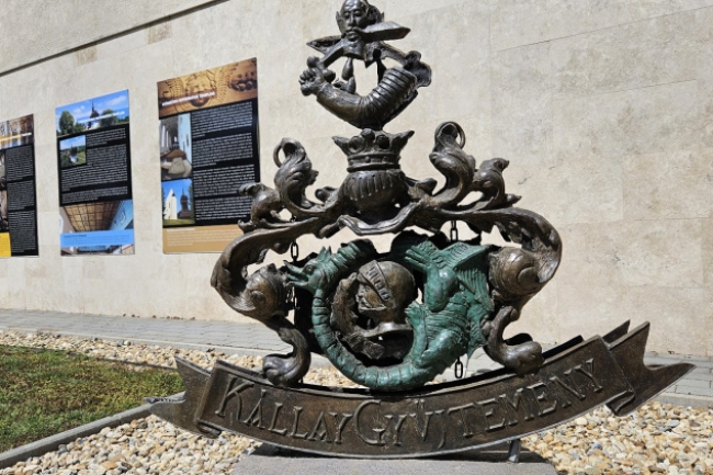 A győztesek ünnepelnek, a vesztesek emlékeznek – Új kiállítás a Kállayban