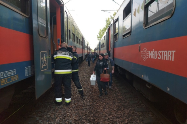 A szemtanúk szerint a sínen ülve várta, mikor jön a szerelvény…