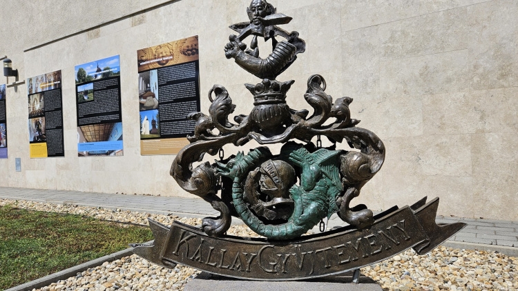 A győztesek ünnepelnek, a vesztesek emlékeznek – Új kiállítás a Kállayban