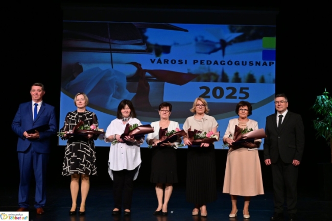 Az önkormányzat ünnepség keretében díjazta a kiemelkedő pedagógusokat