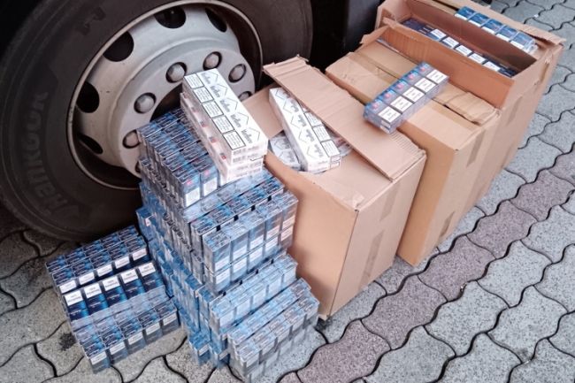 Kamionstoppos bukás – 2560 doboz cigit rejtett a járműve