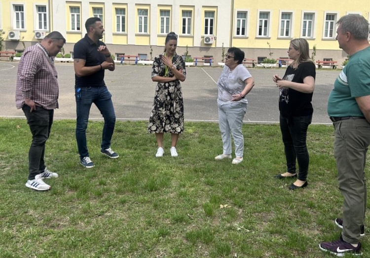 Valami készül - a Zayban egy fa ültetnek, így ünneplik meg, hogy 10 éves SZC