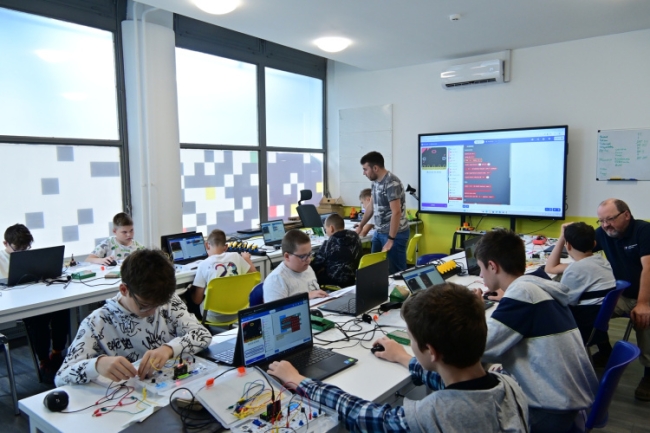 Digitális kihívás – Kreatív technológiai kalandok a Digitális Tudásközpont táborában