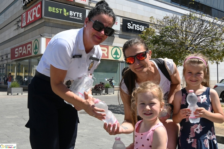 Vízosztás – Hűtött vízzel kínálták a járókelőket a belvárosban