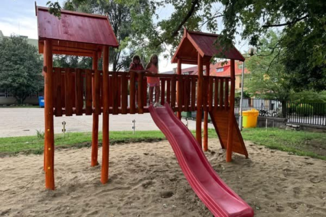 Ez fogadja a gyerekeket a kertvárosi iskolában szeptembertől: open air tanterem és megújult játszótér
