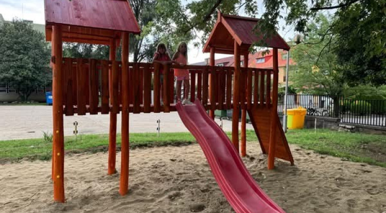Ez fogadja a gyerekeket a kertvárosi iskolában szeptembertől: open air tanterem és megújult játszótér
