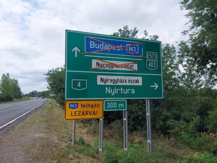 Autópálya-felhajtó zárva: figyelmeztetik a sofőröket