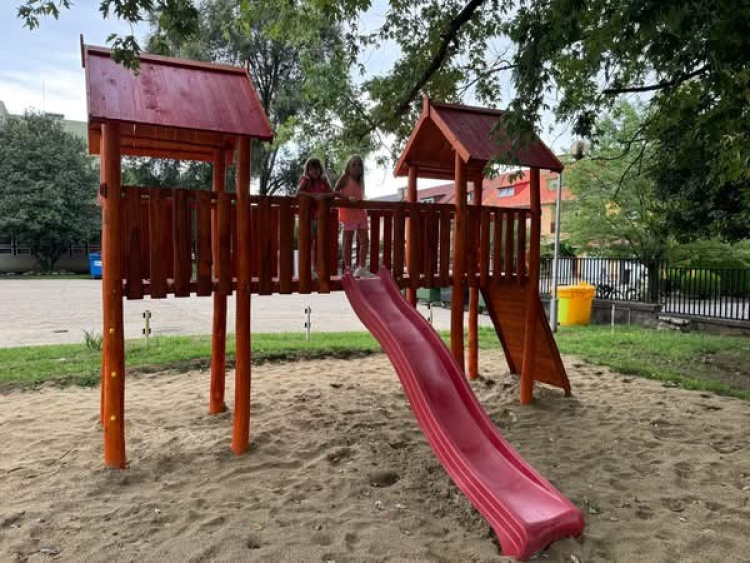 Ez fogadja a gyerekeket a kertvárosi iskolában szeptembertől: open air tanterem és megújult játszótér