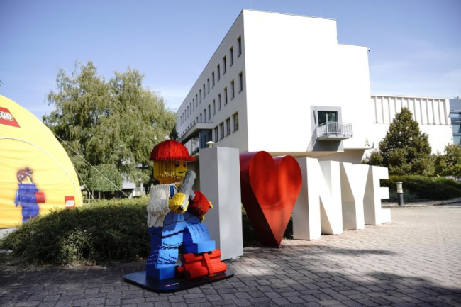 Jön a LEGO játékváros, lezárják a parkolót